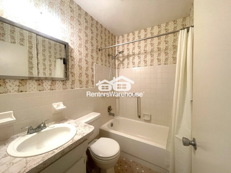 Building Photo - 2460 Persian Dr