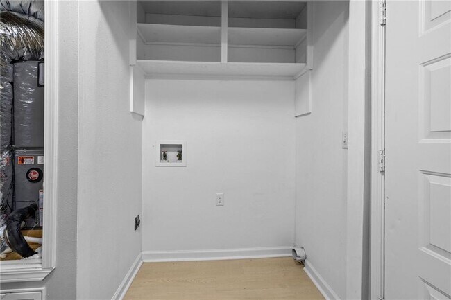 Building Photo - 1373 E Sequoyah Ct