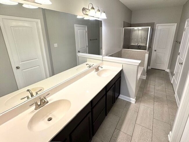 Building Photo - Move In Special! 4 -bedroom 2.5 bath home ...