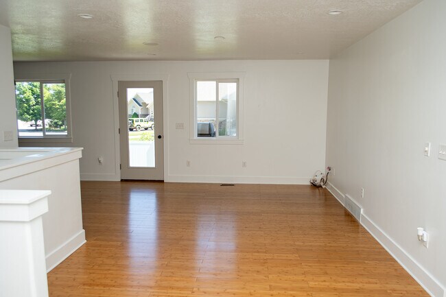 Building Photo - 845 2550 S