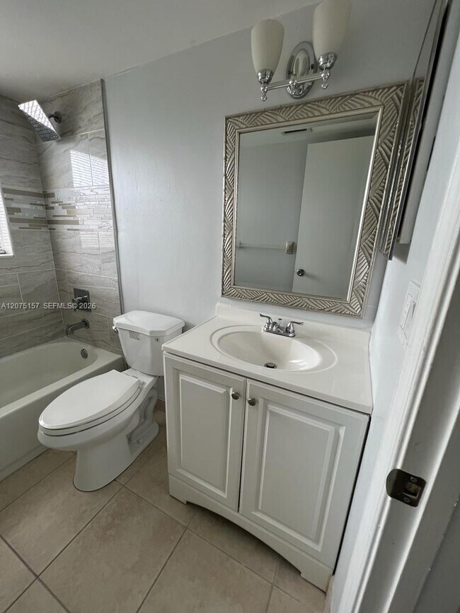 Building Photo - 10112 Twin Lakes Dr