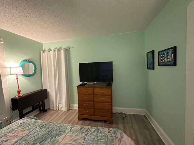 Building Photo - Updated 2 Bed 1 Bath Duplex