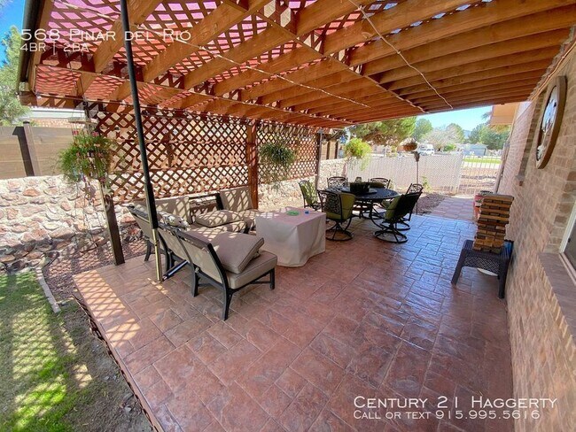 Building Photo - 568 Pinar Del Rio Dr