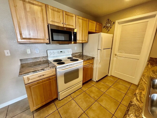 Building Photo - 1360 Shady Ln