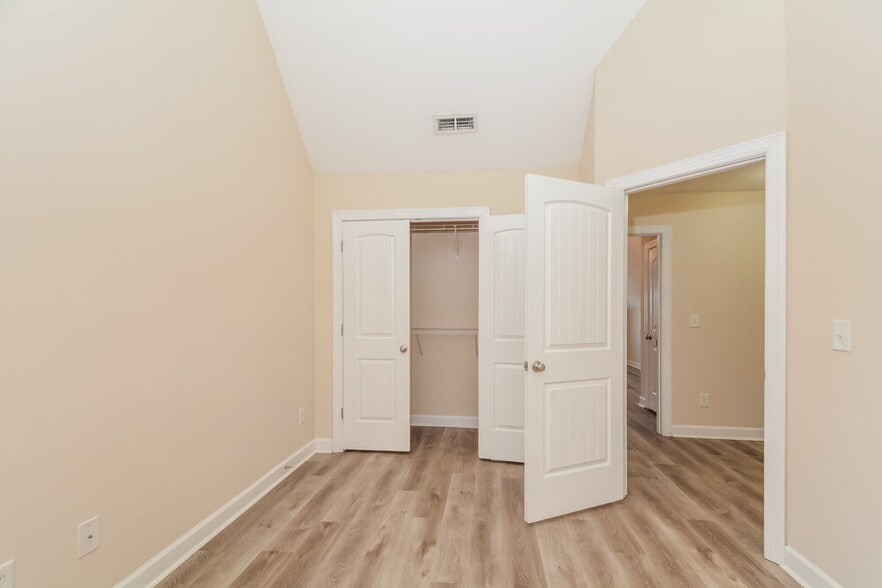 Building Photo - 805 New Charleston Dr