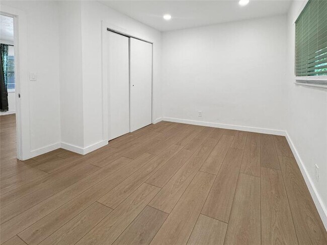 Building Photo - 417 NE 17th Ave