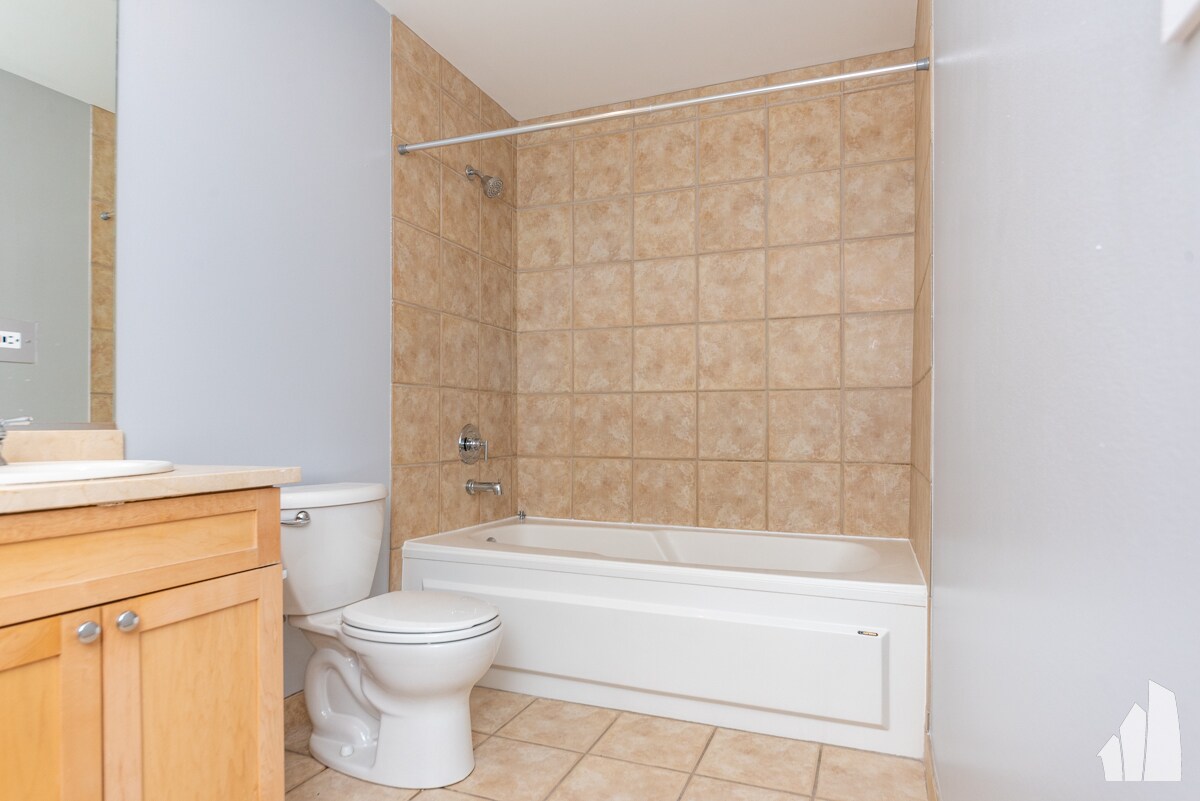 Building Photo - 1735 W Diversey Pkwy