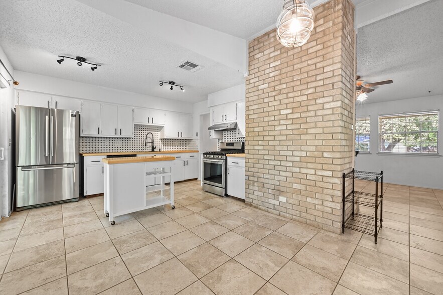 Building Photo - 6201 Hillston Dr