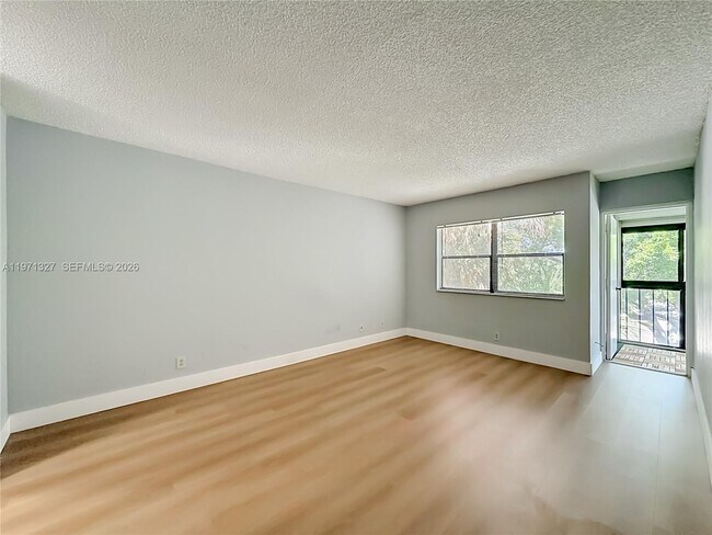 Building Photo - 210 Lakeview Dr