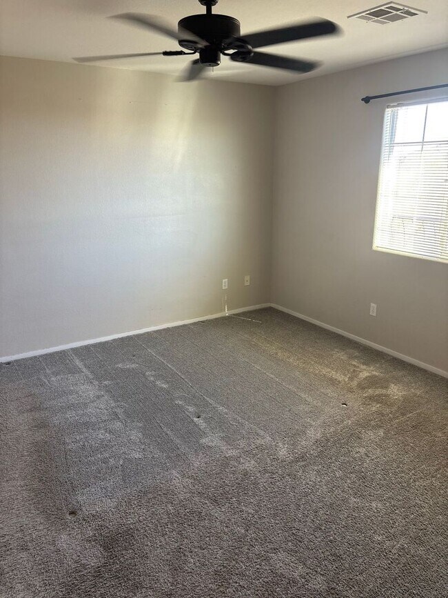 Building Photo - GREAT TOWNHOME LOCATED IN GATED COMMUNITY!!