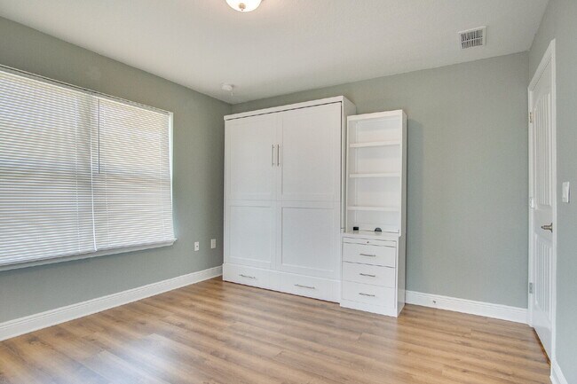 Building Photo - Spacious 4-Bedroom Home in Milton Near I-1...