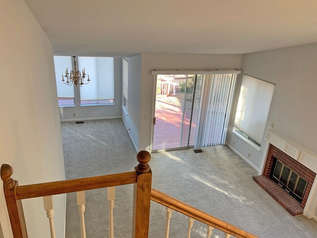 Building Photo - 4 bedroom 3 bathroom off Skyline Dr with s...