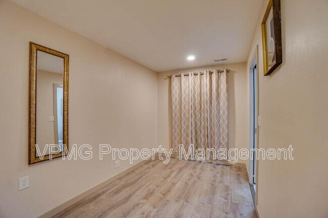 Building Photo - 5404 NE 45th St
