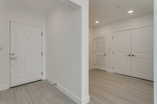 Building Photo - 500 Throckmorton St