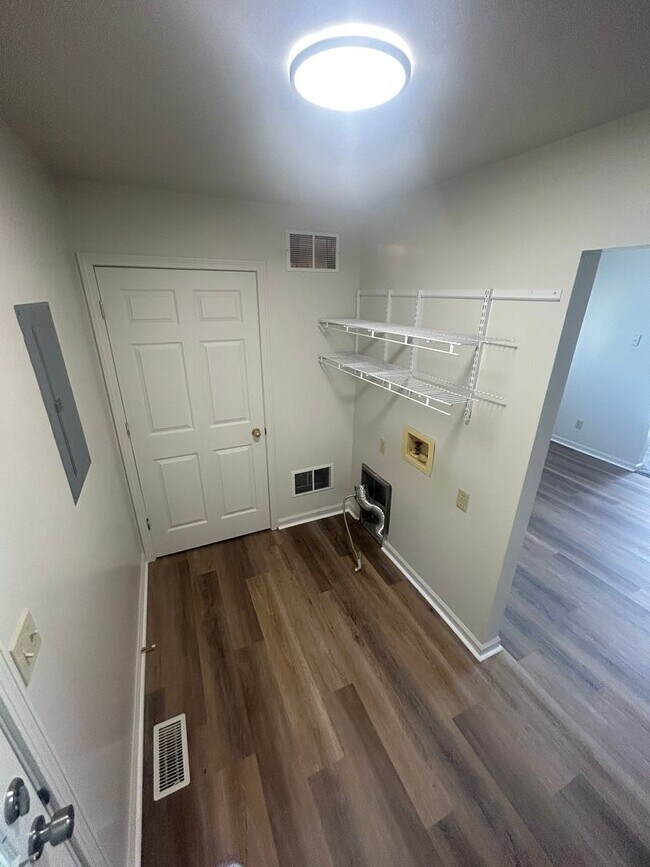Building Photo - 2 bedroom, 1.5 bath Townhouse style apartm...