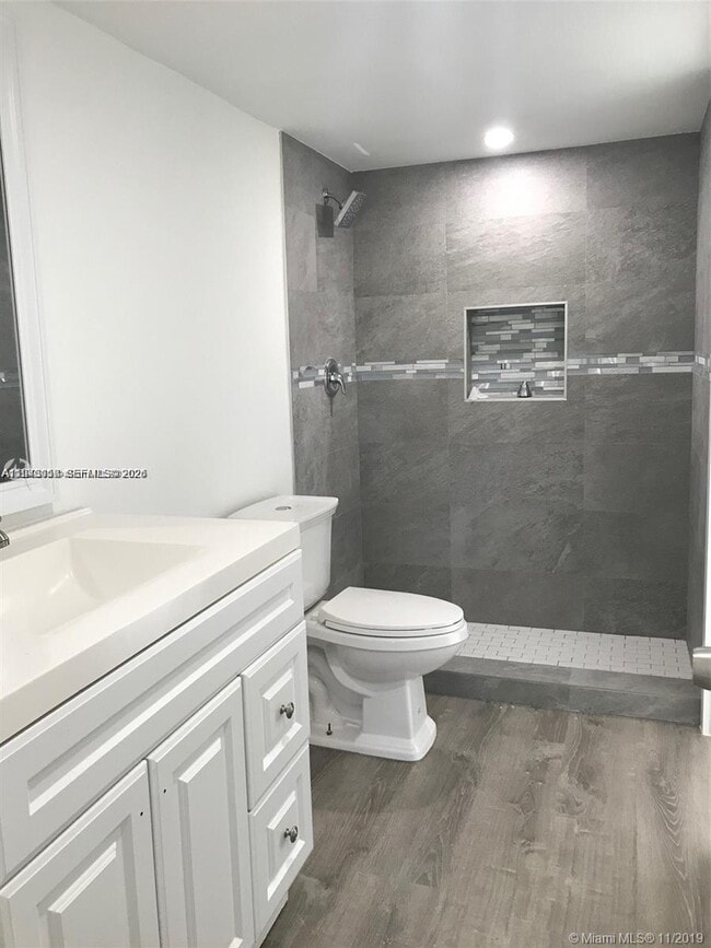 Building Photo - 8879 Fontainebleau Blvd