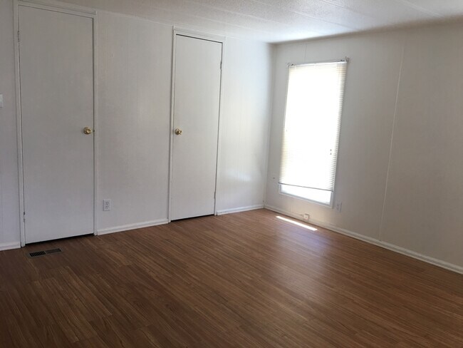Building Photo - Home Sweet Home in Marianna Village - 2 bedroom and 1.5 bath