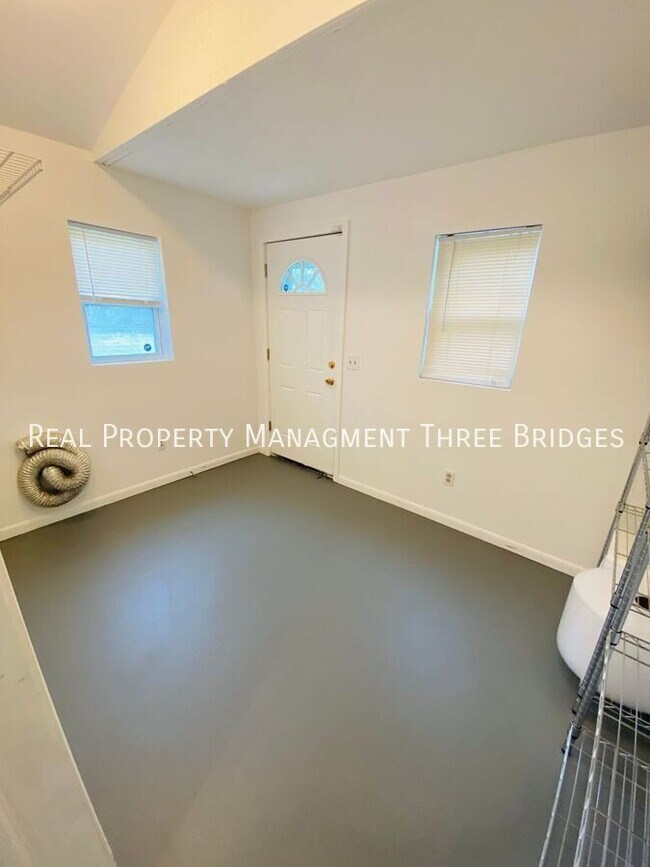 Building Photo - 1293 Purcell Ave