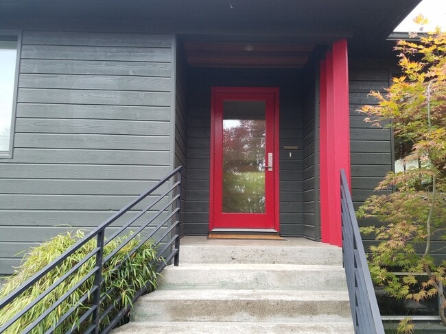 Building Photo - Beautiful Modern Custom Home in Great Sale...
