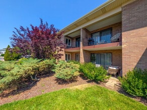 Building Photo - 483 N Larch Ave