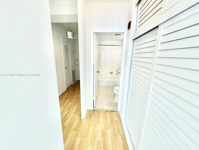 Building Photo - 1430 Brickell Bay Dr