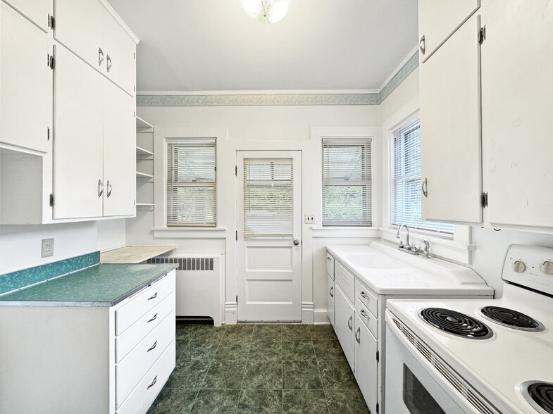 Kitchen - 727 Richmond Rd