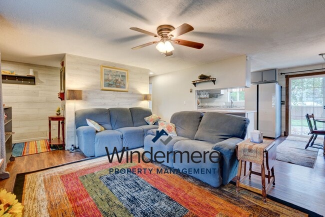 Building Photo - Fully-Furnished Cozy 3 Bedroom Home - Shor...