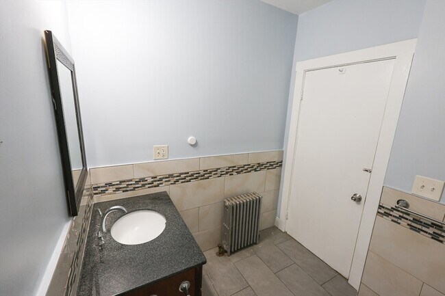 Building Photo - 129 Draper St