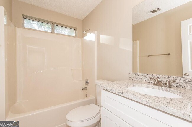Building Photo - 1136 Oakwood Manor Ct