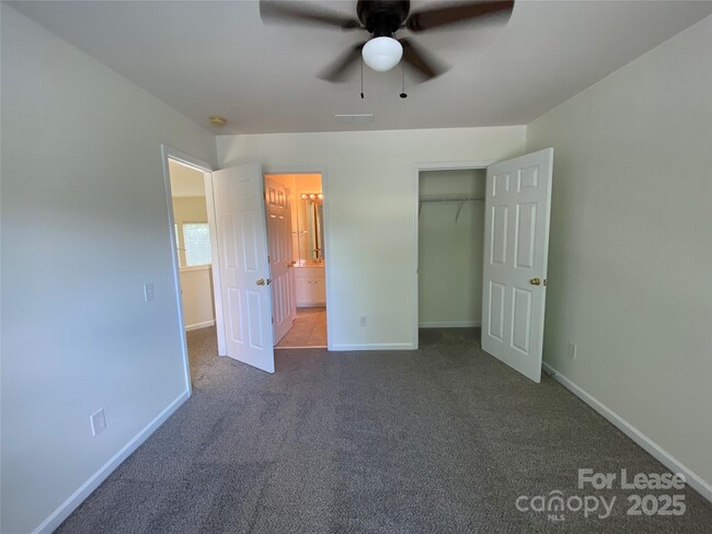 Building Photo - 9901 Hazelview Dr