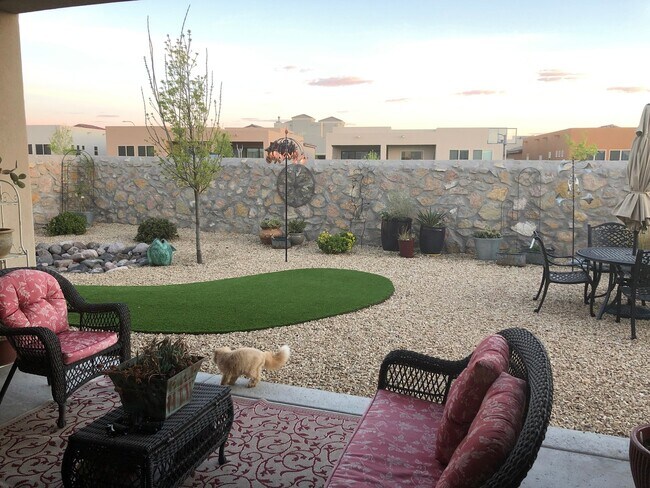 Building Photo - Gorgeous 4 bedroom home in Del Prado