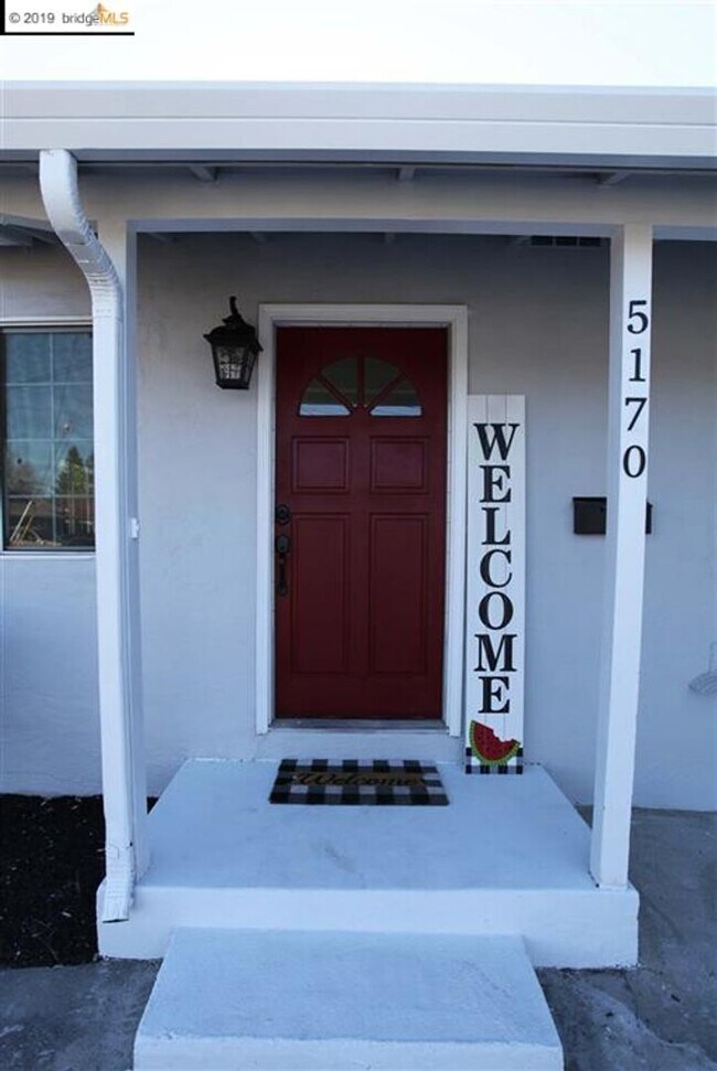 Building Photo - Clean/Remodeled 3 Bedroom 2 Bath with Large  Lot