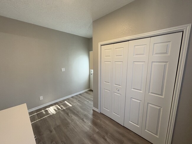 Building Photo - 3 bed 2 bath, move in ready!