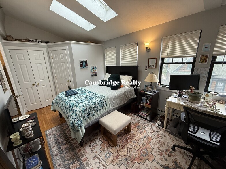 Building Photo - 241 River St