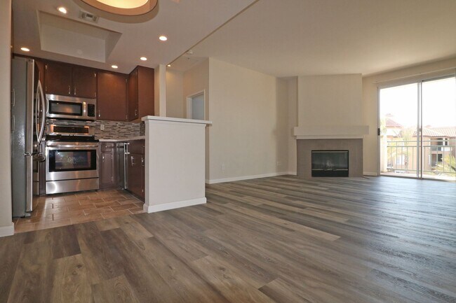 Building Photo - Mission Valley condo (River Colony) with balcony!  Central heat/ air. Gated garage parking. Pool/...