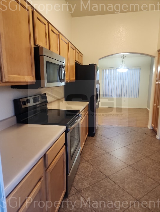 Building Photo - 2016 E Bluefield Ave