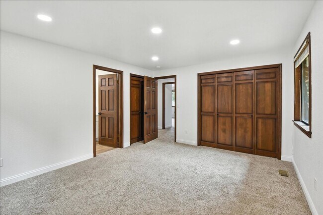 Building Photo - 3bd/2.25ba Edmonds House