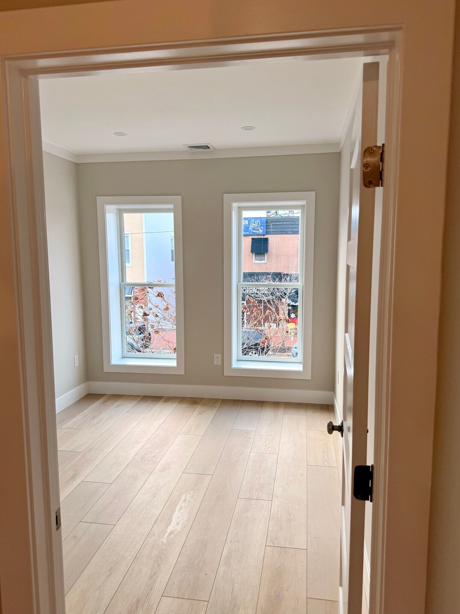 Building Photo - 906 Main St