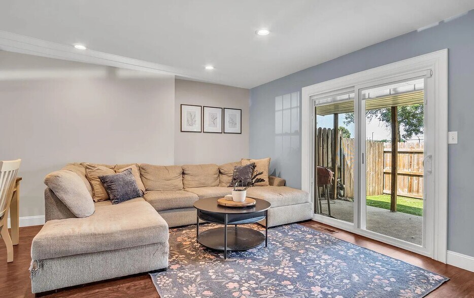 Building Photo - 951 E Maple St