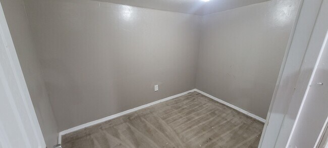 Building Photo - Cute 5 bedroom House