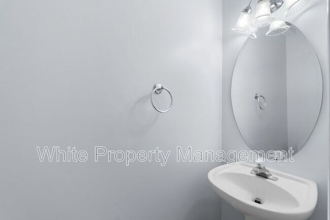 Building Photo - 13810 Hill St