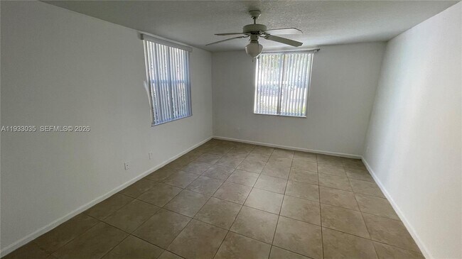 Building Photo - 529 E Sheridan St