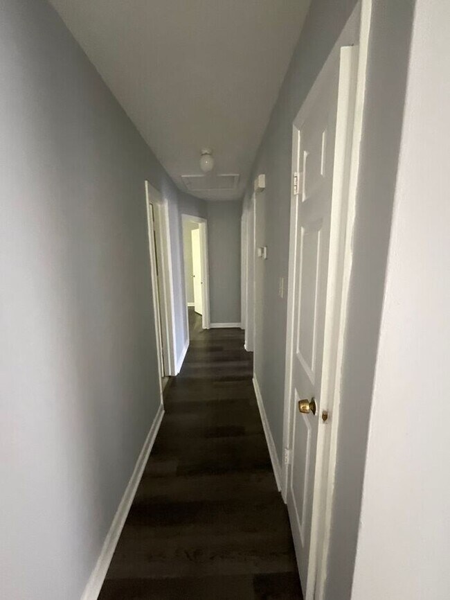 Building Photo - 3 bedrooms one bath apartment located in the Highlands, section of Portsmouth