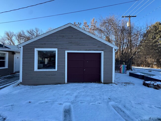 Building Photo - Cozy Updated 2-Bed Home with Garage