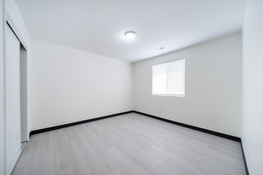Building Photo - 2935 E Maplewood Dr