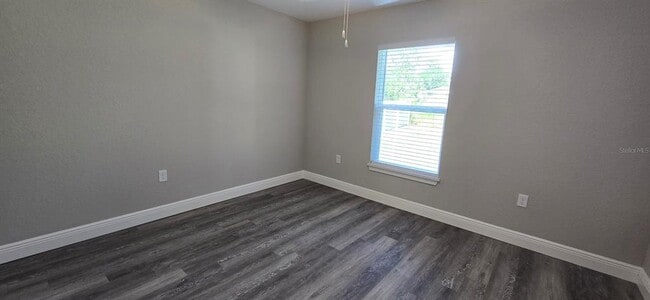 Building Photo - 211 Oak Ln Cir