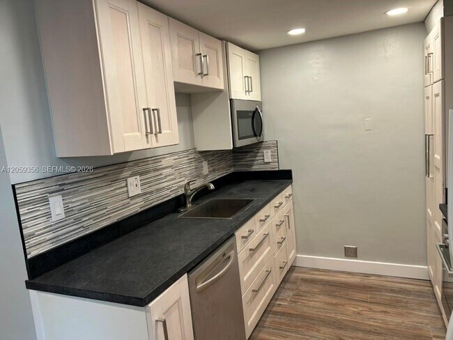 Building Photo - 9320 Fontainebleau Blvd