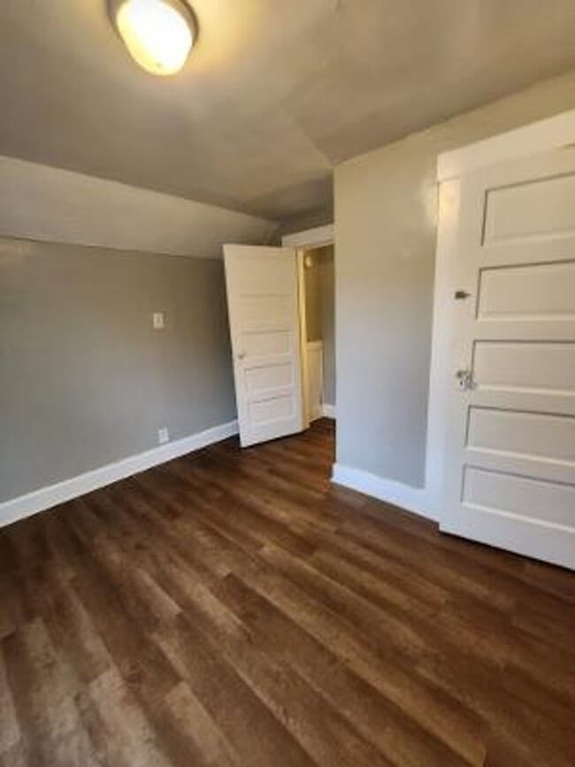 Building Photo - One Bedroom Duplex Home Near S Keystone Ave & Prospect St