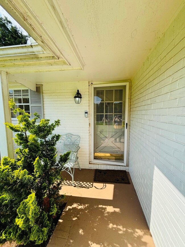 Building Photo - 571 Tonawanda Dr
