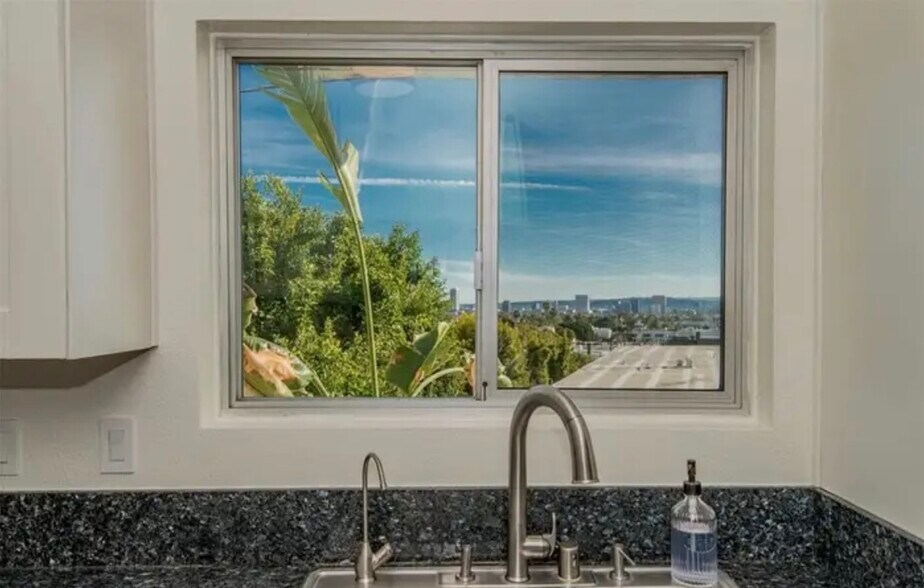 Building Photo - 8400 De Longpre Ave